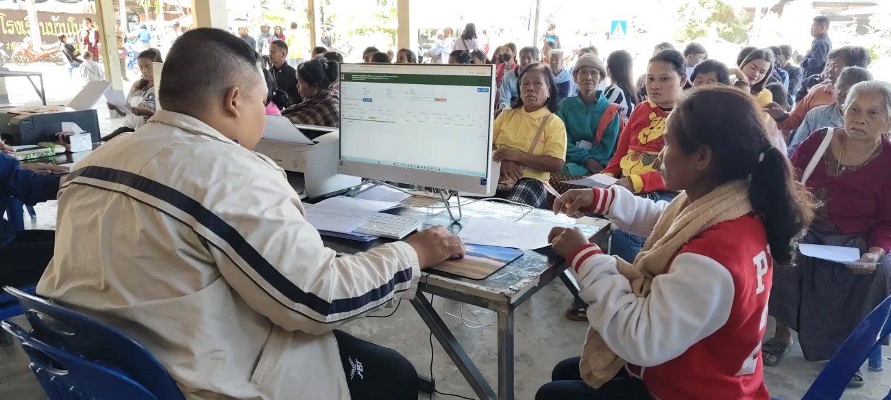 งานป้องกันและบรรเทาสาธารณภัย ออกให้บริการประชาชนในการลงทะเบียนขอรับเงินเยียวยาผู้ประสพภัยจากกองกำลังนอกประเทศฯ ณ ศาลาประชาคมบ้านโนนสูง หมู่ที่ 20 ตำบลโดมประดิษฐ์