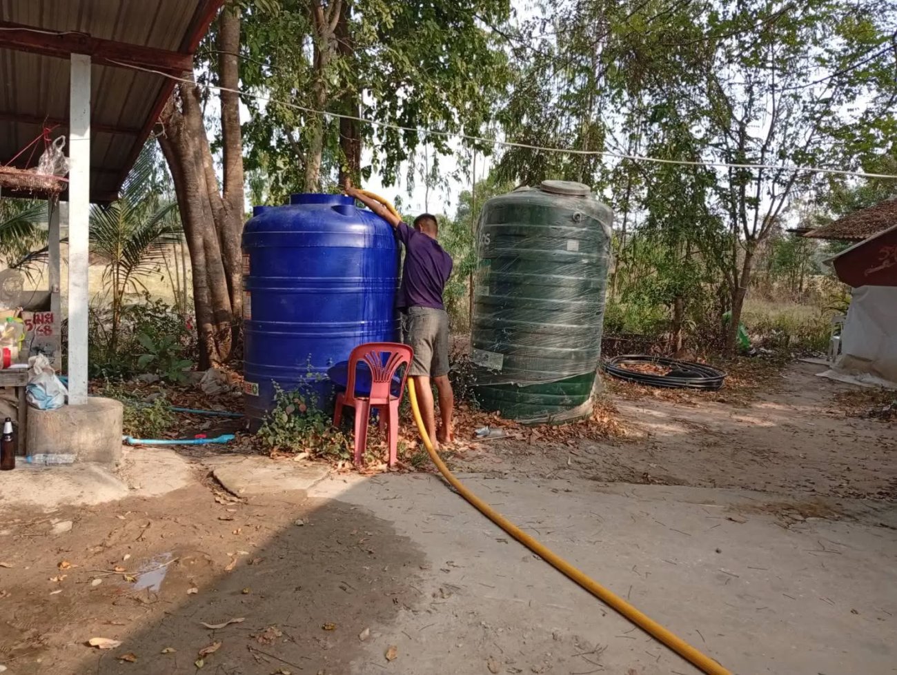 งานปัองกันและบรรเทาสาธารณภัย สำนักปลัดอบต.ออกให้บริการน้ำแก่ประชาชนที่ขาดแคลนน้ำในพื้นที่ตำบลโดมประดิษฐ์