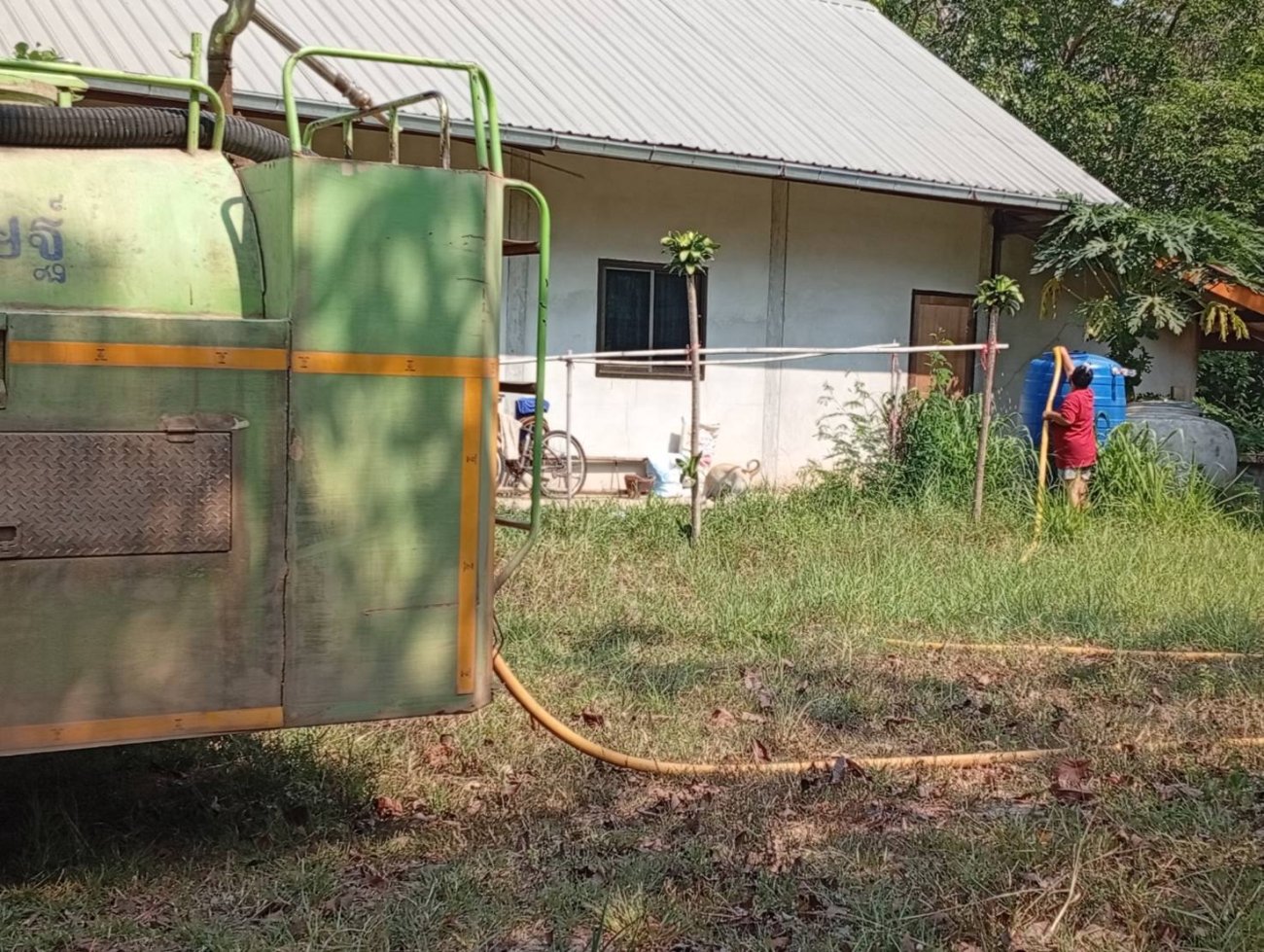 เจ้าหน้าที่งานปัองกันและบรรเทาสาธารณภัย สำนักปลัดอบต. ดำเนินการส่งน้ำให้ประชาชนเพื่อบรรเทาความเดือดร้อนในช่วงหน้าแล้ง