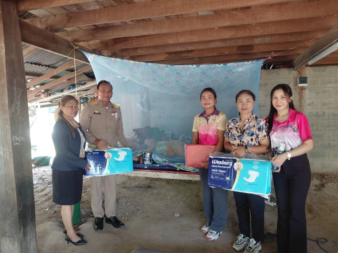 งานสาธารณสุขและสิ่งแวดล้อม สำนักปลัดอบต. ติดตามเยี่ยมผู้สูงอายุและผู้ที่มีภาวะพึ่งพิง พร้อมมอบอาหารเสริมนม และผ้าอ้อมสำเร็จรูป