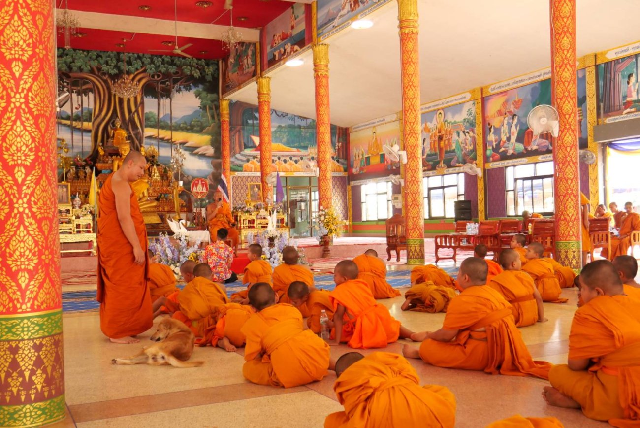 ร่วมเป็นเจ้าภาพถวายภัตตาหารเพลแด่พระสงค์ สามเณร โครงการบรรพชาสามเณรภาคฤดูร้อนเฉลิมพระเกียรติ ณ วัดบ้านเก่าขาม