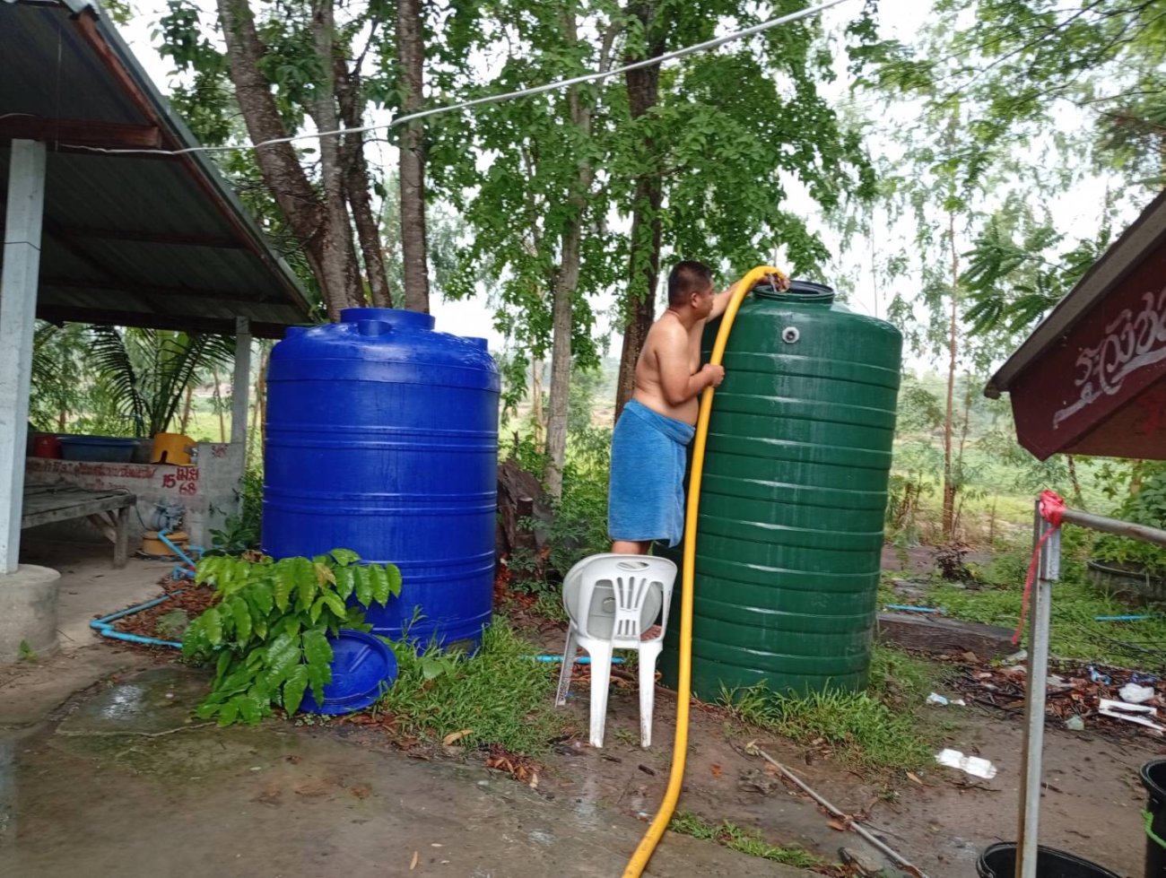 งานป้องกันและบรรเทาสาธารณภัย สำนักปลัดอบต. ปฏิบัติงานส่งน้ำให้กับประชาชนที่ได้รับความเดือดร้อนขาดแคลนน้ำ ในพื้นที่ตำบลโดมประดิษฐ์
