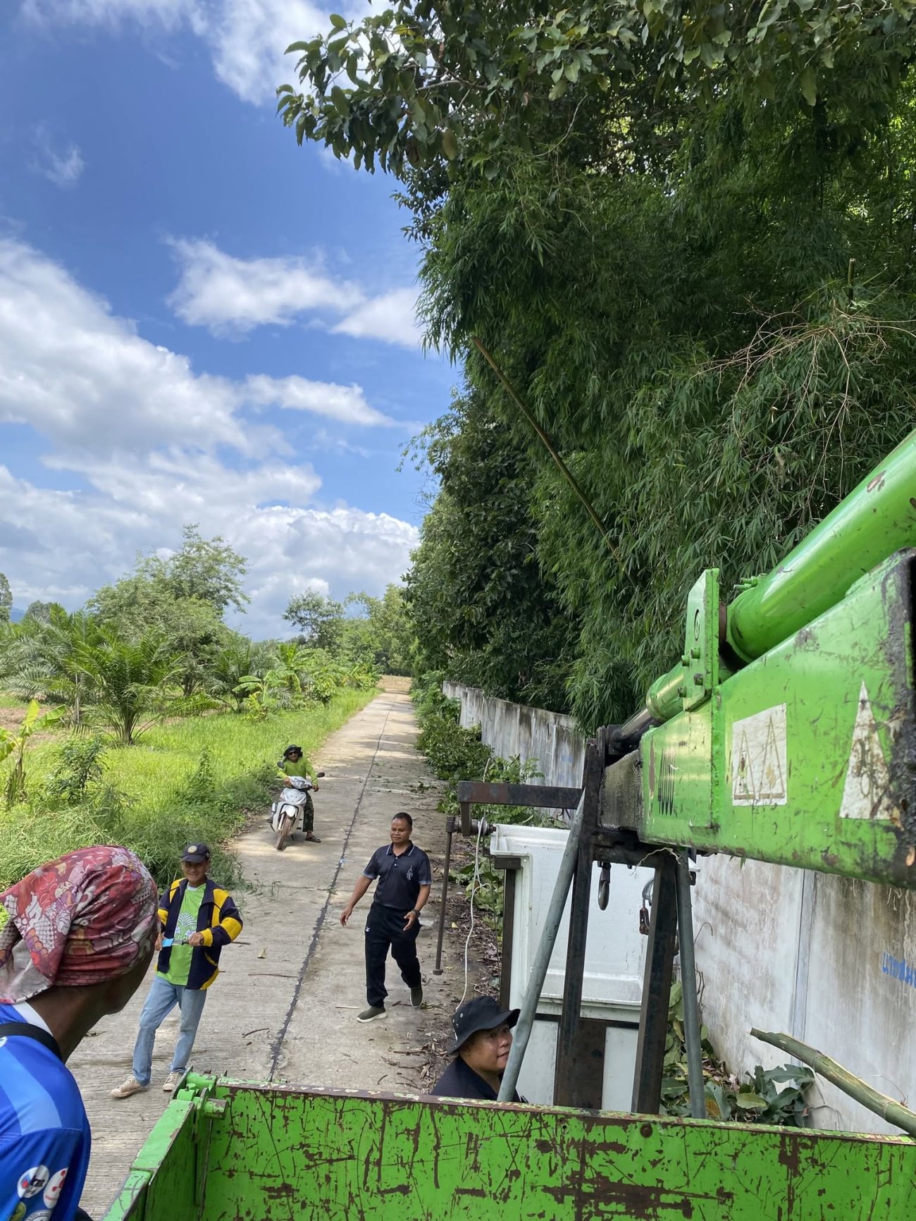 งานป้องกันและบรรเทาสาธารณภัย สำนักปลัดอบต.ร่วมกันงานไฟฟ้า กองช่าง ร่วมกันตัดต้นไม้กิ่งไม้ที่ล้มทับสายไฟฟ้า บริเวณวัดป่าหนองขอนเจริญธรรม