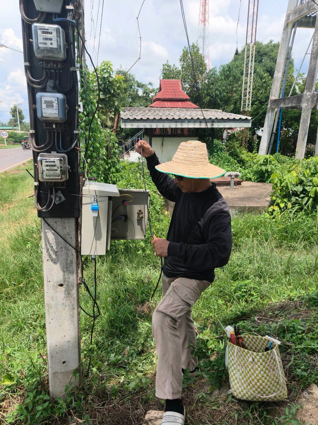 ซ่อมแซมระบบไฟฟ้าส่องสว่างภายในหมู่บ้าน บ้านโพนทอง หมู่ที่ 9
