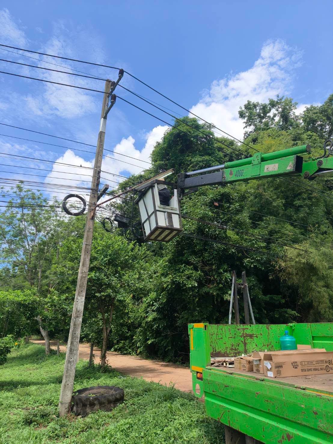ซ่อมแซมไฟฟ้าส่องสว่างพร้อมติดตั้ง ตู้ควบคุมเปิดปิดอัตโนมัติ บ้านนาหนองหว้า