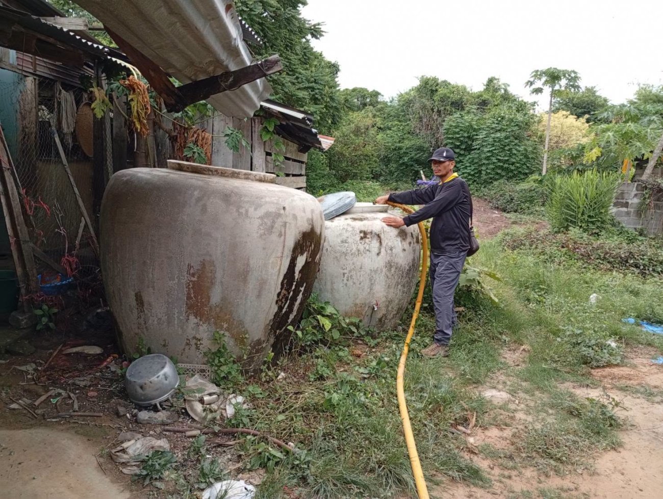 งานป้องกันและบรรเทาสาธารณภัย สำนักปลัดอบต. ปฏิบัติหน้าที่ส่งน้ำให้กับประชาชนที่ได้รับความเดือดร้อนขาดแคลนน้ำใช้ ณ บ้านแข้ด่อน หมู่ที่ 1 และบ้านโดมประดิษฐ์ หมู่ที่ 18 โดมประดิษฐ์