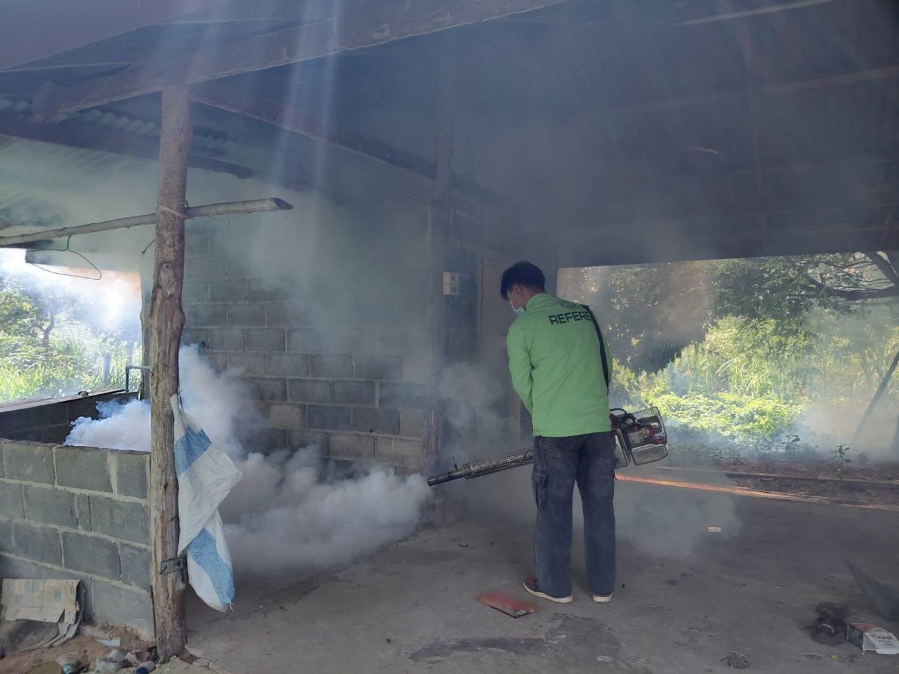 งานสาธารณสุขและสิ่งแวดล้อม สำนักปลัดอบต. ออกพ่นหมอกควันกำจัดยุงลายตัวแก่ในรัศมี 100-200 เมตร(Day1) รอบบ้านผู้ป่วยโรคไข้เลือด