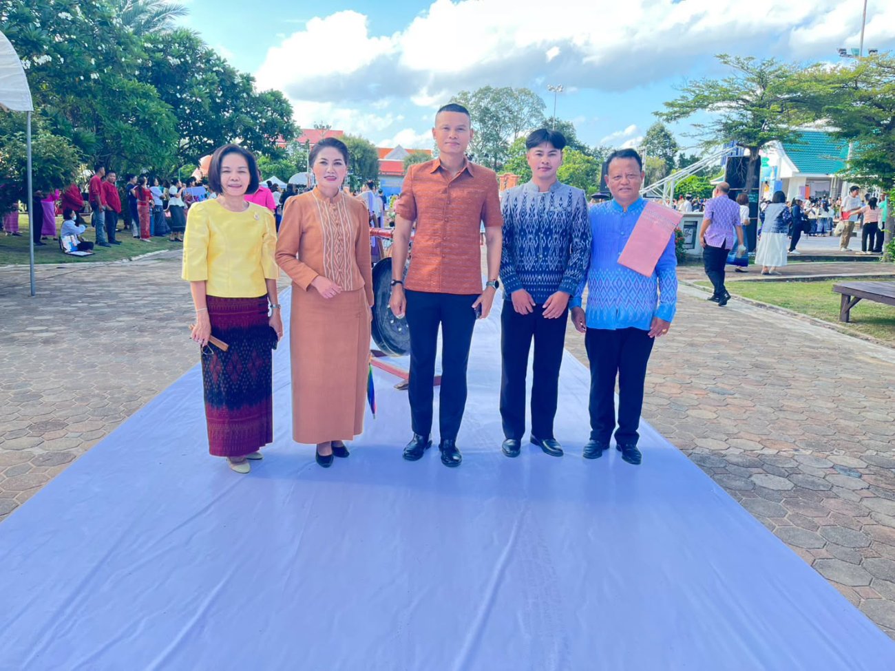 ร่วมกิจกรรม "สืบสานศาสตร์ศิลป์ มรกดแผ่นดิน ผ้าถิ่นไทอุบล" เพื่อน้อมรำลึกในพระกรุณาธิคุณของสมเด็จพระนางเจ้าสิริกิต์ พระบรมราชินีนาถ พระบรมราชชนนีพันปีหลวง "ใส่ผ้าอุบลให้เป็นคนอินเทรนด์"