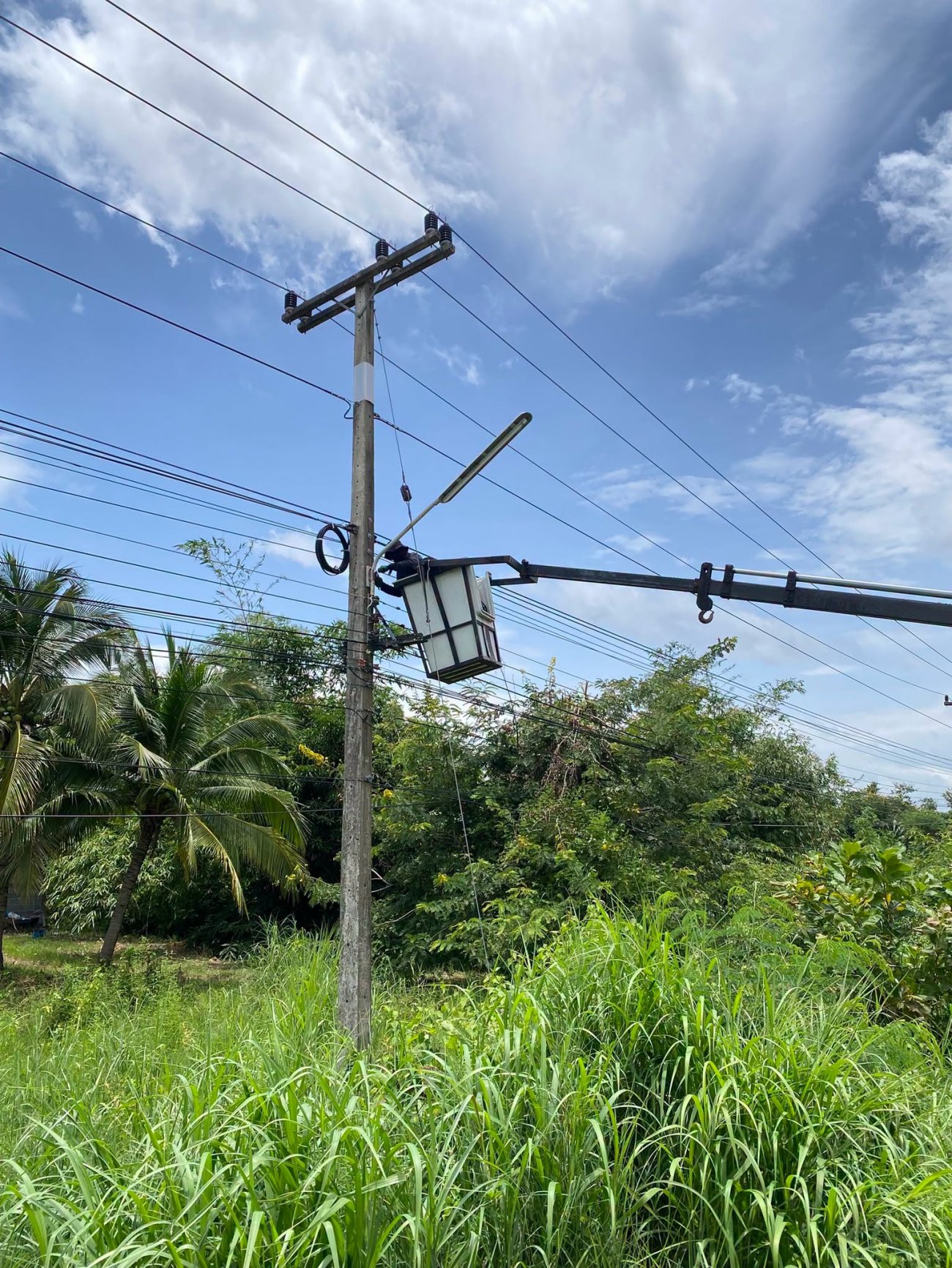 ซ่อมแซมไฟฟ้าส่องสว่างภายในหมู่บ้าน บ้านโพนทอง หมู่ที่ 9