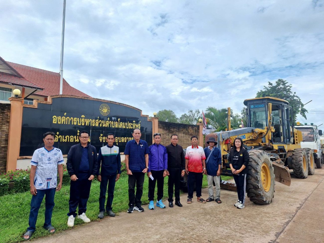 องค์การบริหารส่วนจังหวัดอุบลราชธานี สนับสนุนเครื่องจักรกลพร้อมบุคลากร ดำเนินการซ่อมแซมถนนภายในเขตพื้นที่ตำบลโดมประดิษฐ์