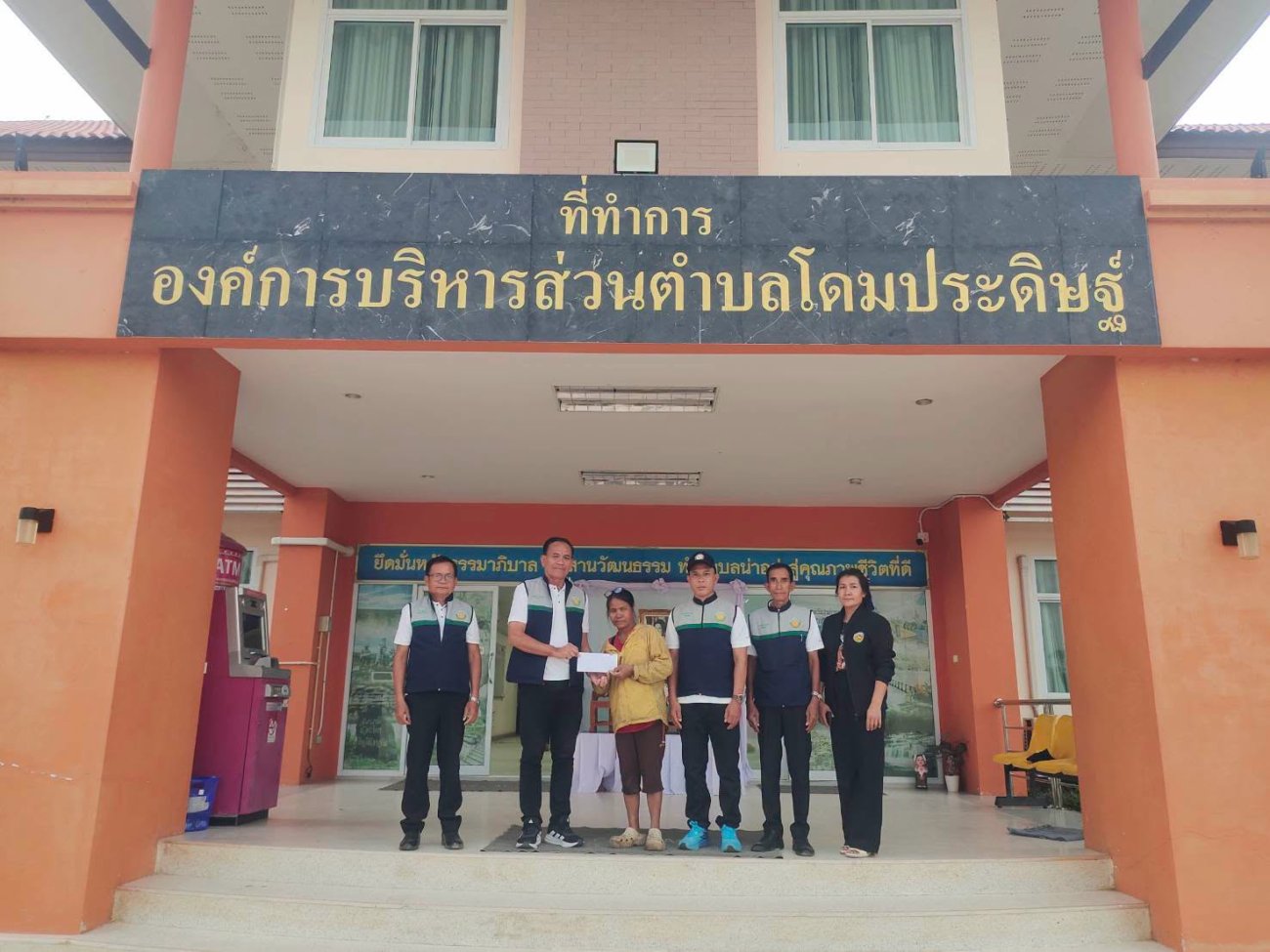 มอบเงินช่วยเหลือประชาชนผู้ประสบอุทกภัย (น้ำท่วม) บ้านแปดอุ้ม หมู่ที่ 2