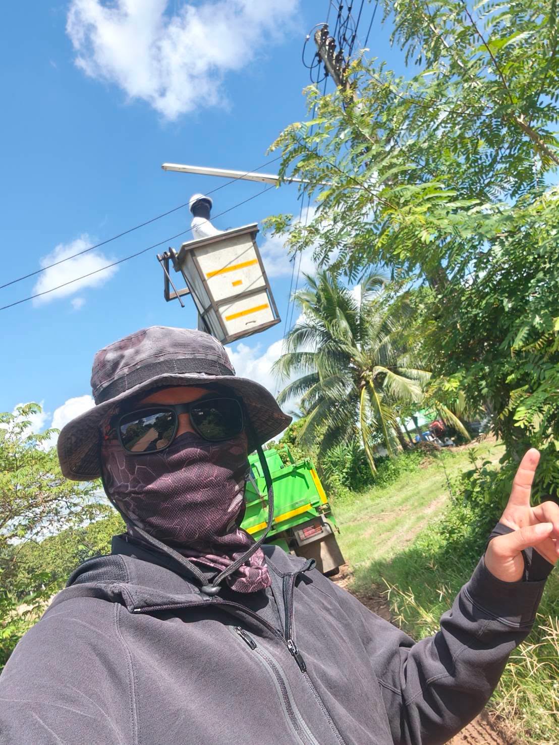 เจ้าหน้าที่งานไฟฟ้า กองช่าง ดำเนินการซ่อมแซมไฟฟ้าส่องสว่างภายในหมู่บ้าน บ้านหนองบัวพัฒนา หมู่ที่ 14